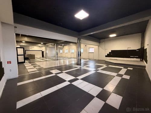 Na prenájom obchodný priestor na Juhu - Voľný ihned