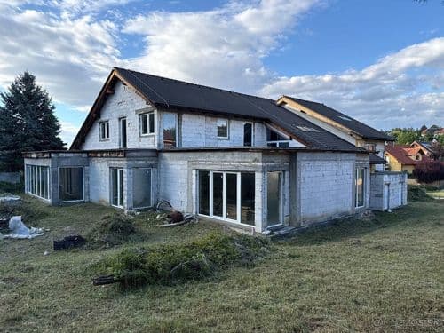 Vo výhradnom zastúpení - Rezidencia Kynek | rozostavaná vila + pozemok 3414 m²