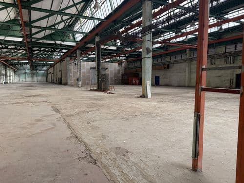 Na prenájom výrobné haly - 4320m2 / 3024m2 - Voľné ihned